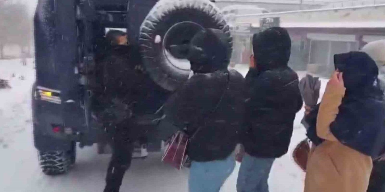 Şırnak’ta polis mahsur kalan vatandaşların yardımına koştu