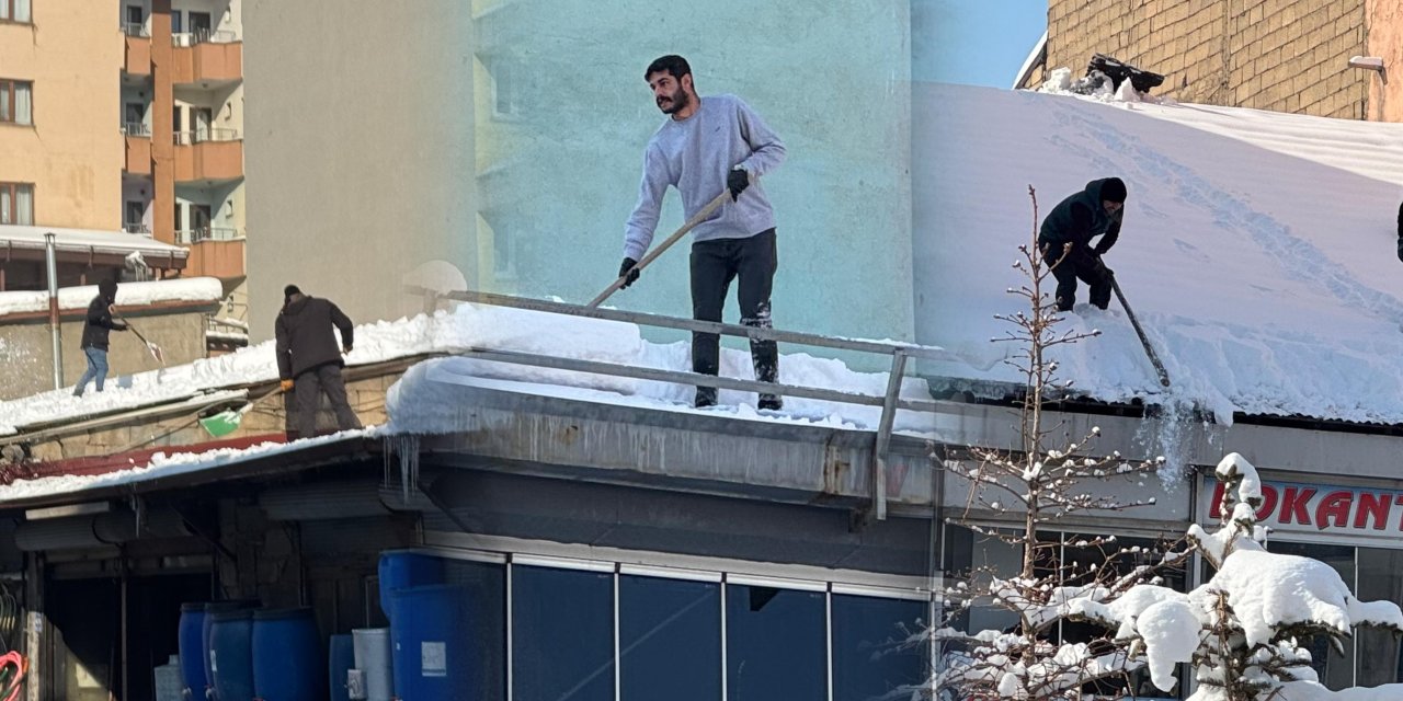 Yüksekova’da kar yağışı sonrası çatı temizliği seferberliği