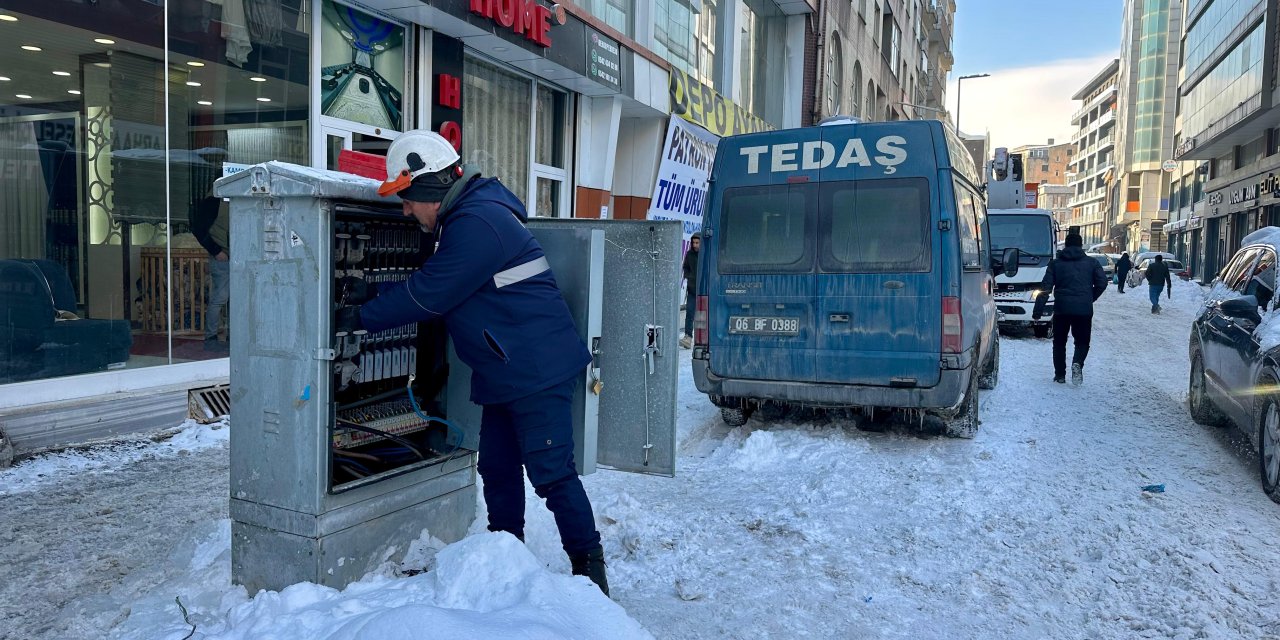 Yüksekova’da yeraltı kablo arızası: Ekipler müdahale ediyor