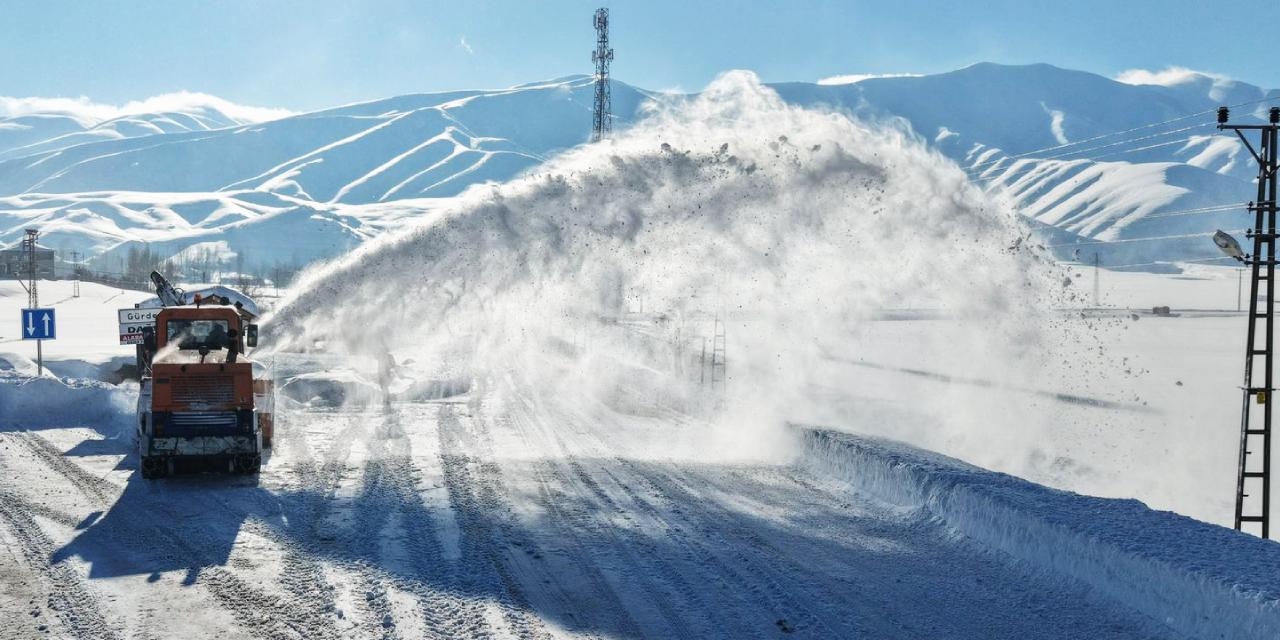 Hakkari ve ilçelerinde kapanan köy yollarının büyük bölümü açıldı