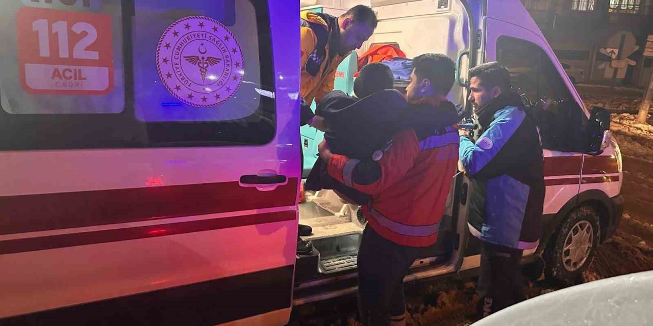 Bismil'de sağlık ekipleri karlı yolda zamanla yarışarak hastaya ulaştı