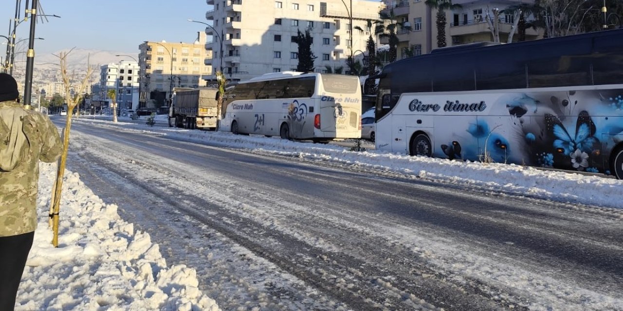 Cizre’de yollar buz pistine döndü