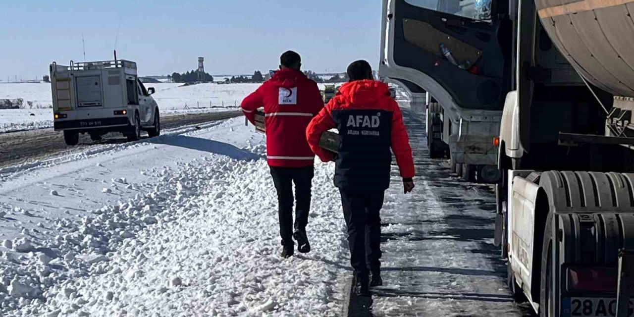 Kızılay yolda kalan tır şoförlerine ikramlarda bulundu