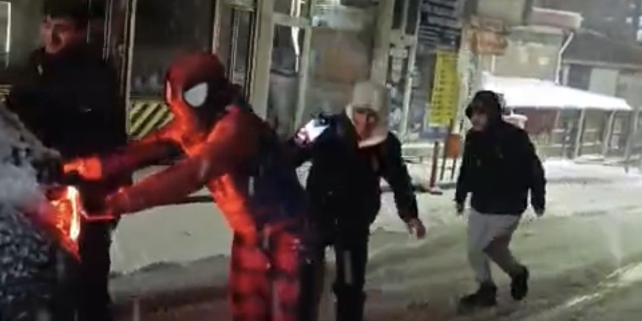 Bitlisli örümcek adam, mahsur kalan sürücünün imdadına yetişti