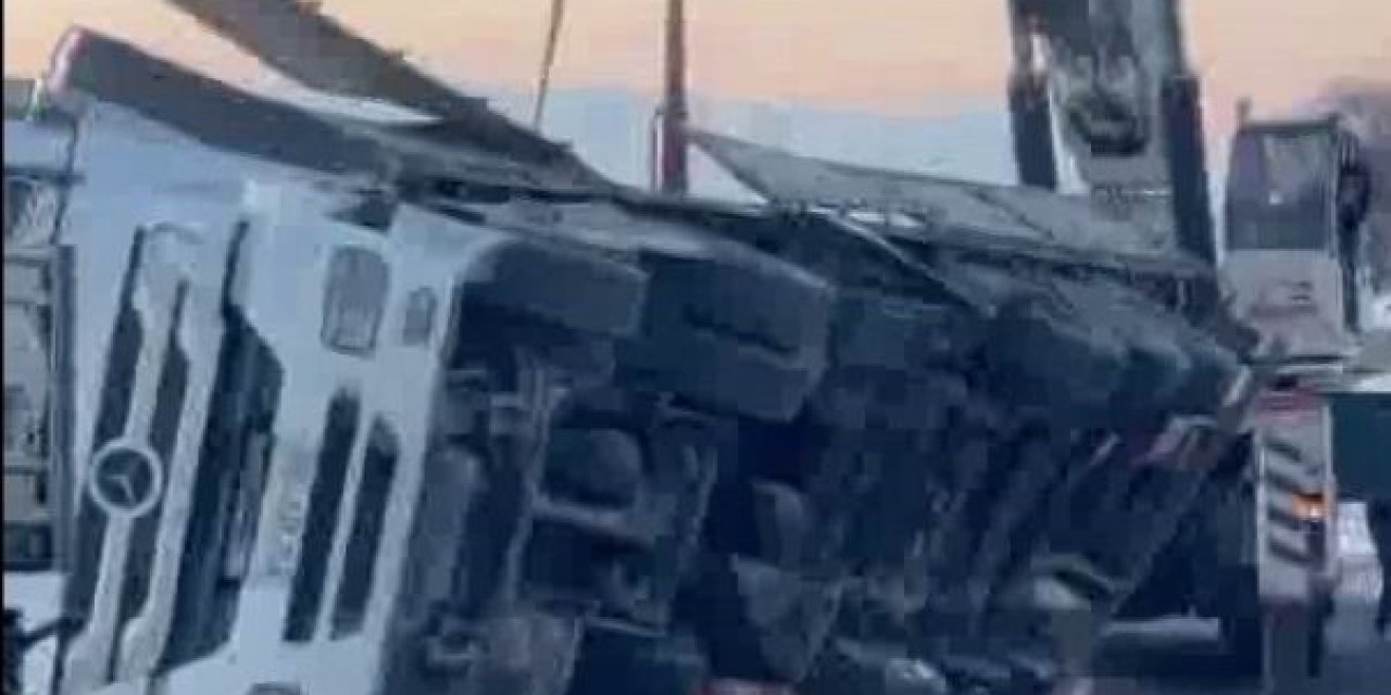 Diyarbakır-Bingöl yolunda tır devrildi, yol ulaşıma kapandı