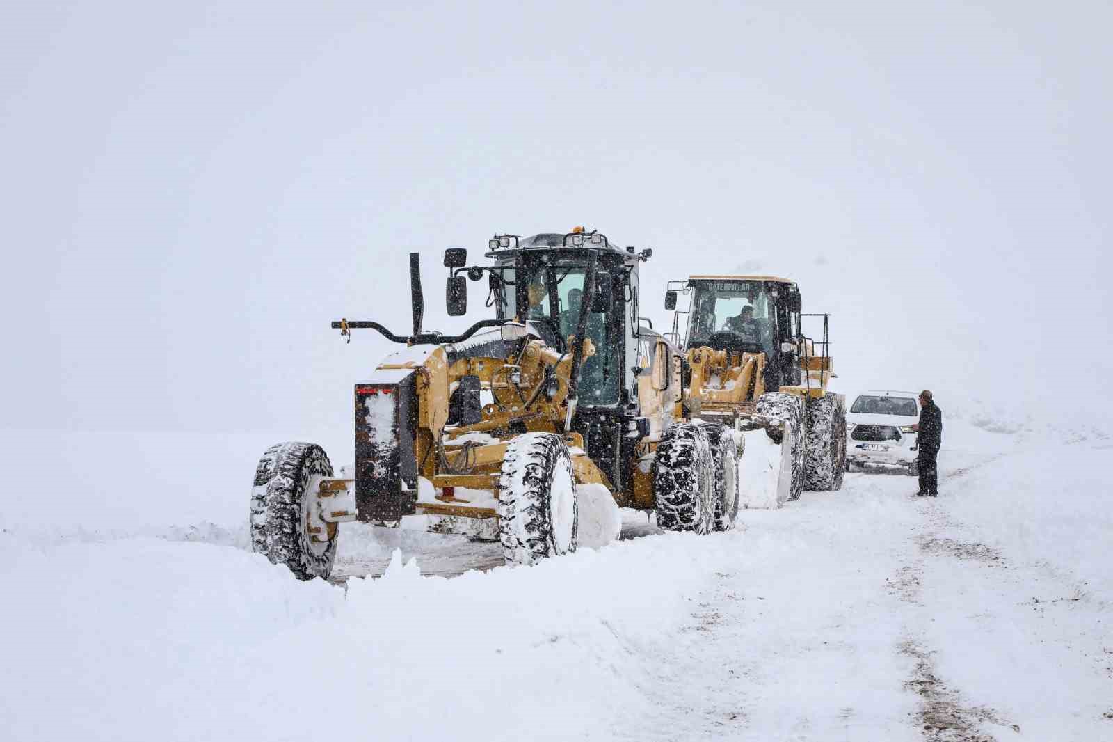Van’da kardan dolayı kapanan 569 yolun 506’sı açıldı