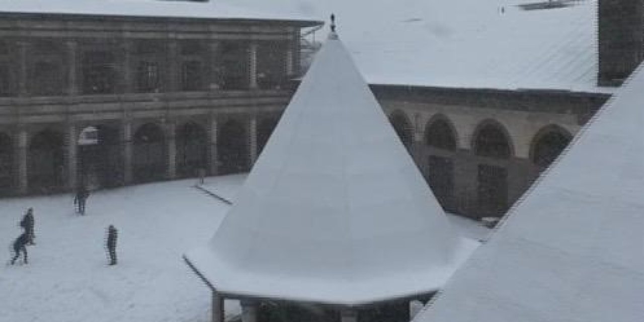 Diyarbakır’daki tarihi mekanlar beyaz örtü ile kaplandı