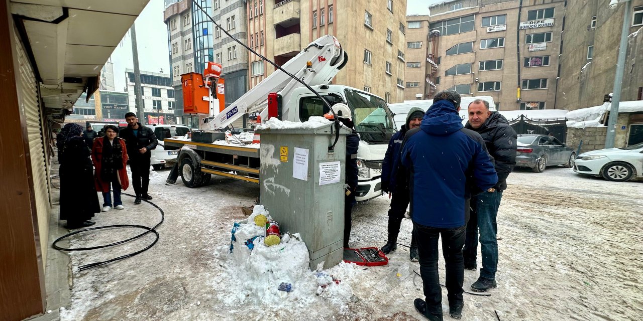 Yüksekova’daki yeraltı kablo arızası giderilemedi, elektrik havai hatla verildi