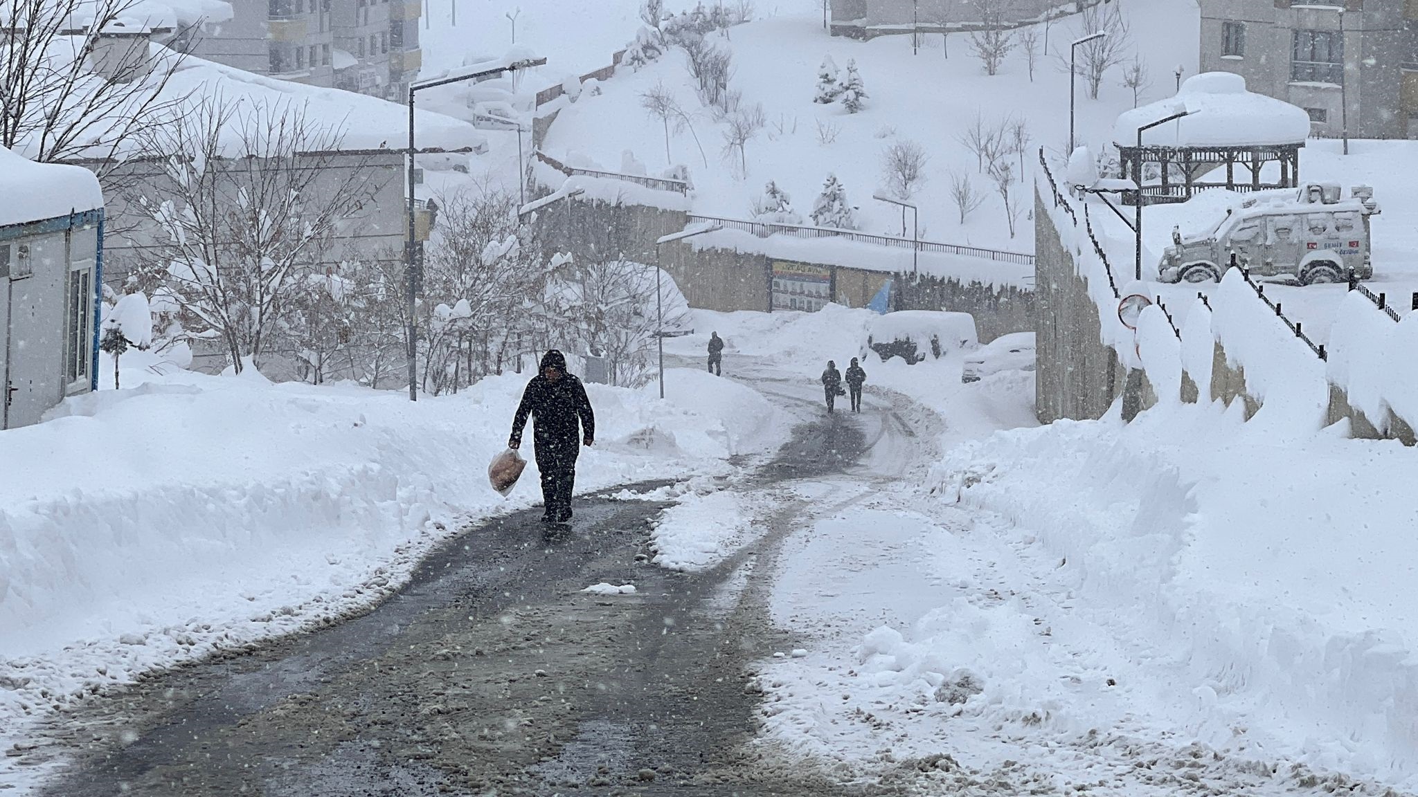 Yüksekova'da 177 yerleşim yerinin yolu kapalı