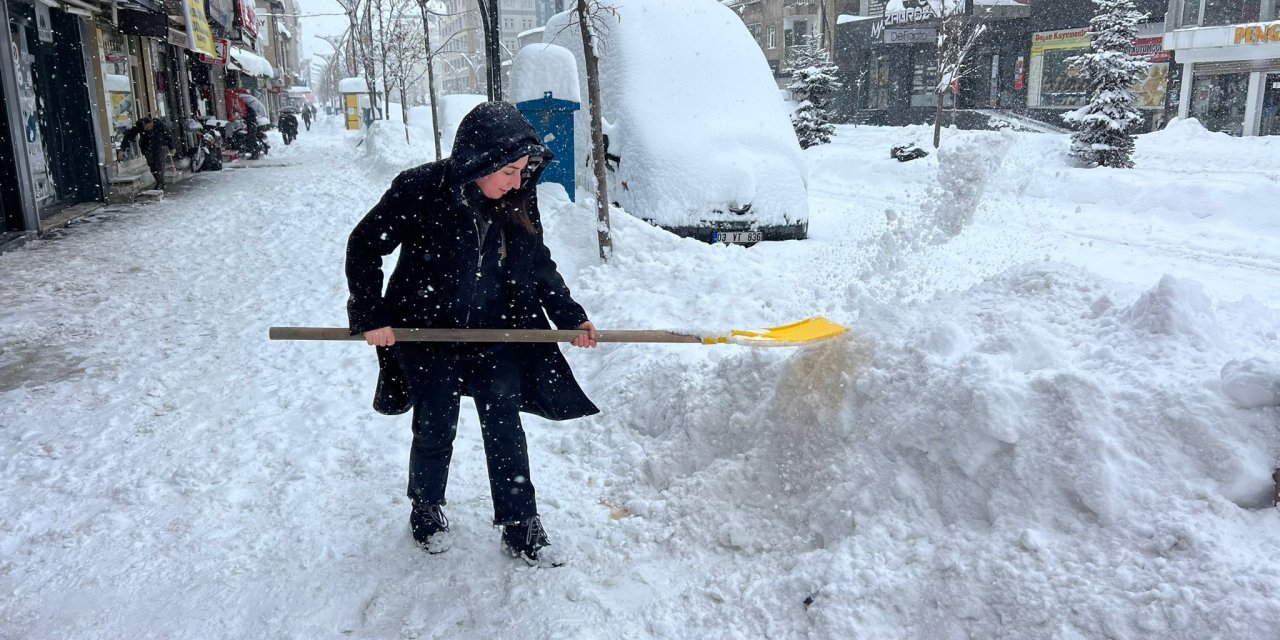 Yüksekova’da kadın esnaflar kar yağışı altında kürek salladı