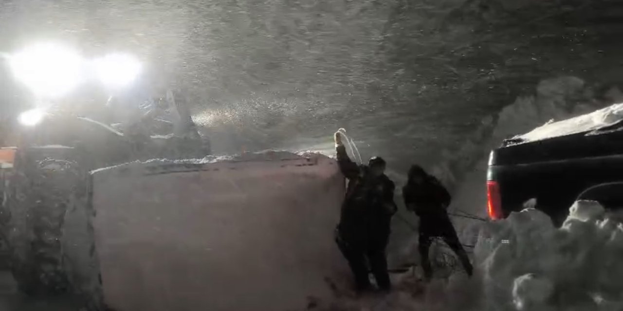 Dağlıca yolunda çığ altında kalan araca 2 saatlik operasyon