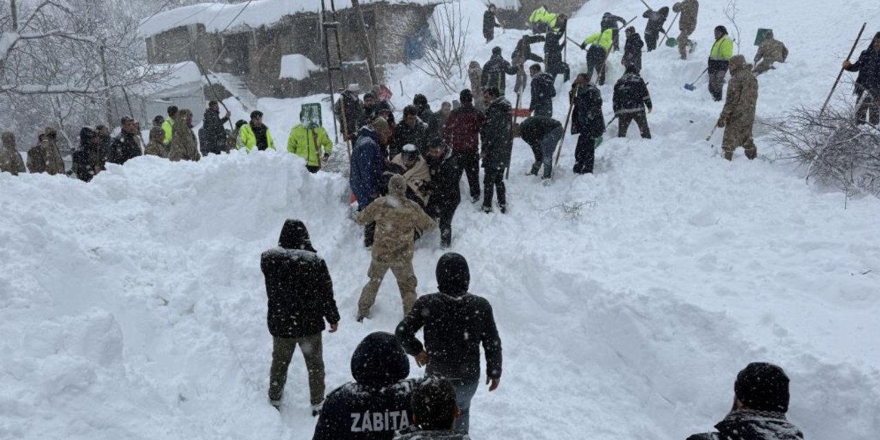 Çatak’ta çığ düşen evdeki kadın yaralı kurtarıldı; 20 ev tahliye edildi