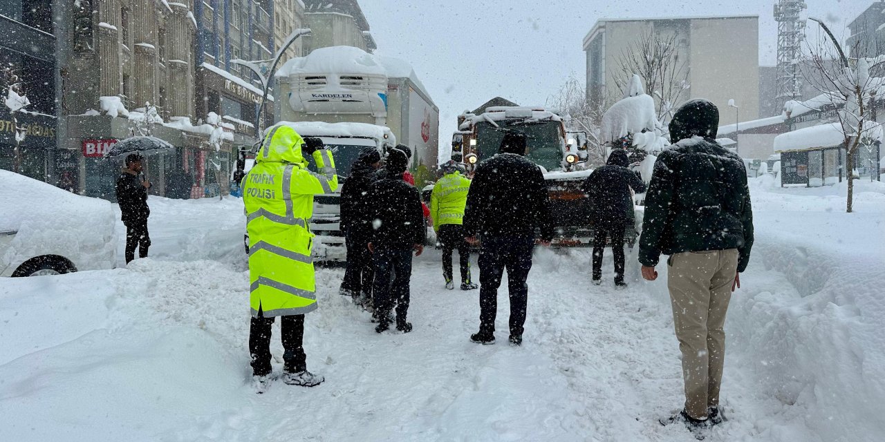 Yüksekova'da karda mahsur kalan araçlar, vatandaş ve polis yardımıyla kurtarıldı