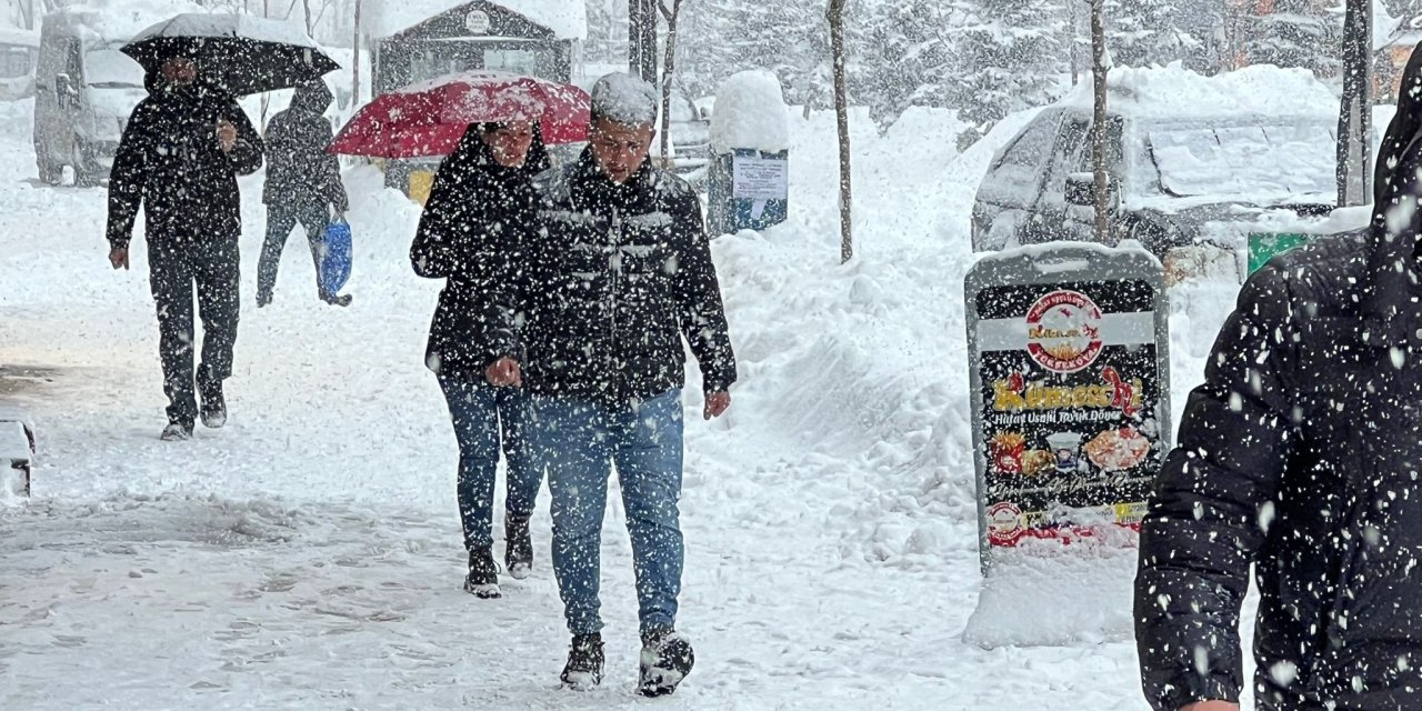 Yüksekova’da kar yağışı günlük yaşamı durma noktasına geldi
