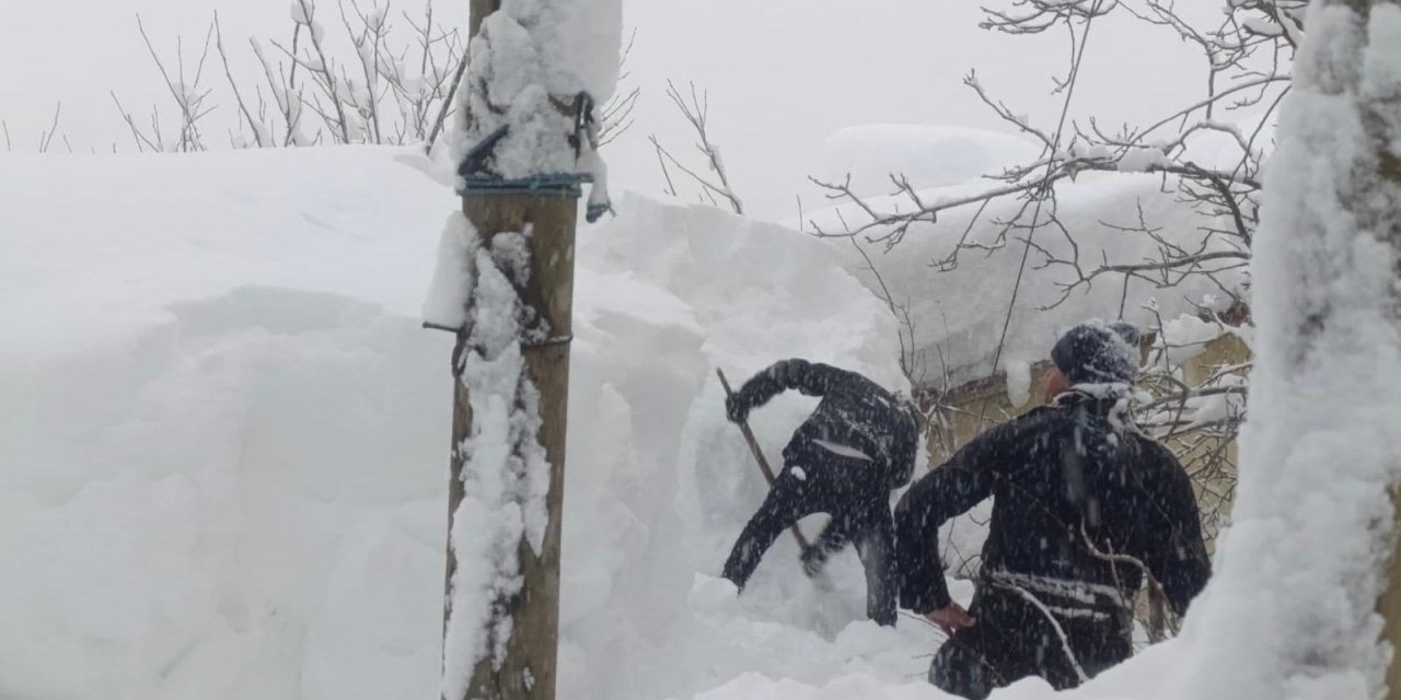 Şemdinli Altınsu’da çatılarda kar yükü risk oluşturuyor