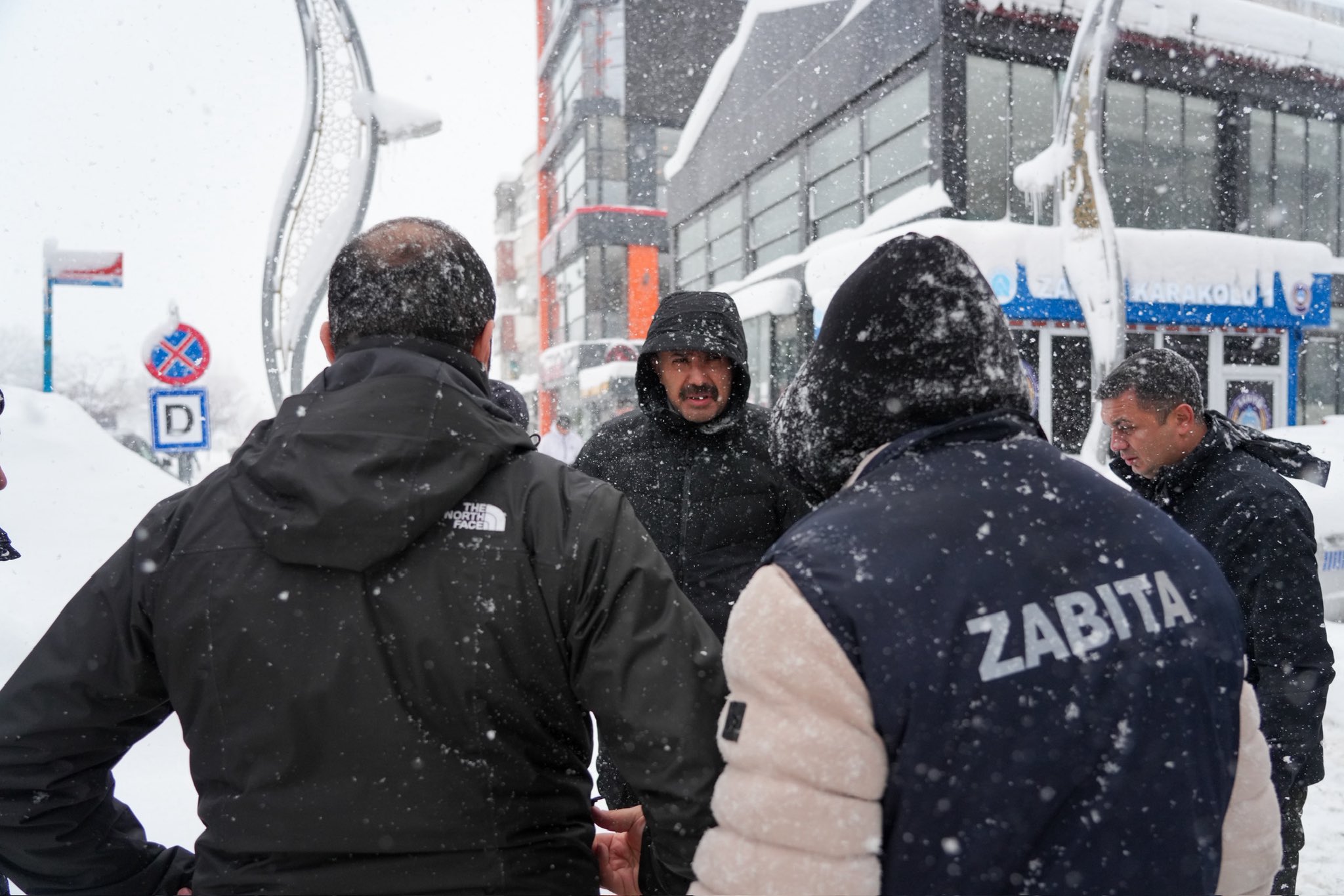 Vali Çelik, Hakkâri’de karla mücadeleyi yerinde inceledi