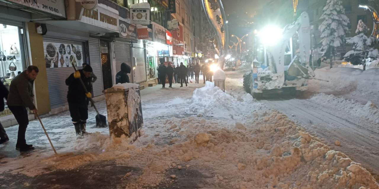 Hakkari Merkez'de kar yığınları şehir dışına çıkarılıyor