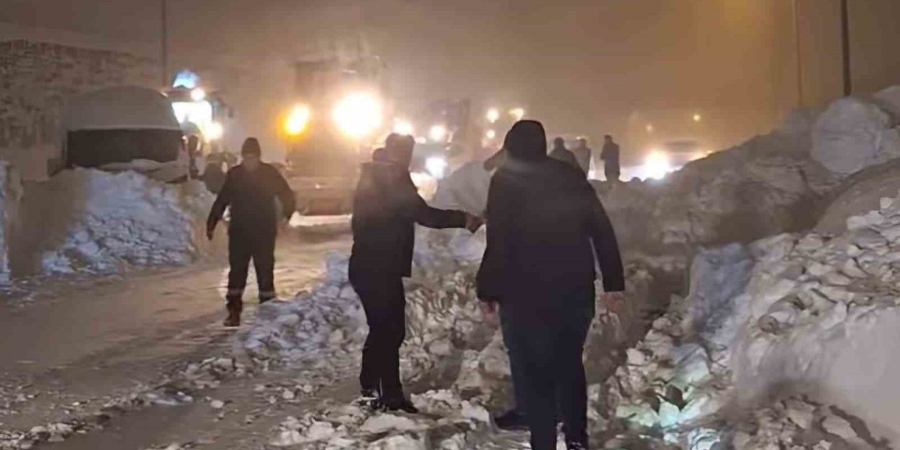 Bitlis'te düşen çığın altında kalan tanker sürücüsü kurtarıldı