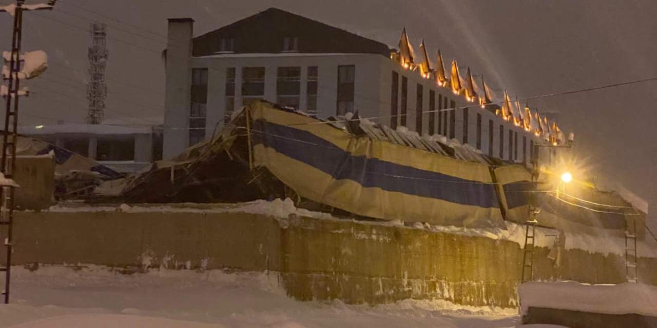 Yüksekova’da halı sahanın çatısı karın ağırlığına dayanamadı