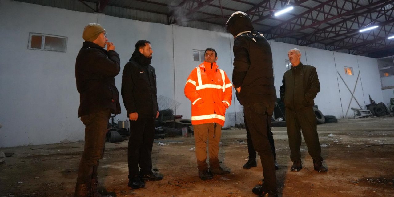 Derecik’te belediye araçları çökme riskine karşı garajdan çıkarıldı