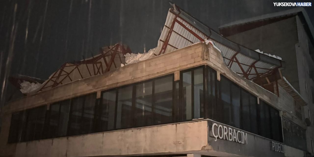 Derecik’te bir binanın çelik çatısı çöktü