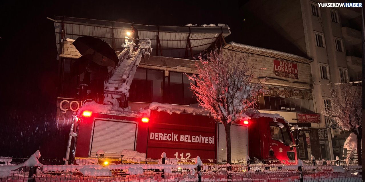 Derecik’te bir binanın çelik çatısı çöktü