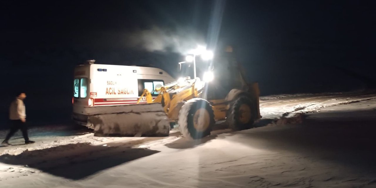 Başkale'de KOAH hastası, 3,5 saatlik çalışmayla hastaneye ulaştırıldı