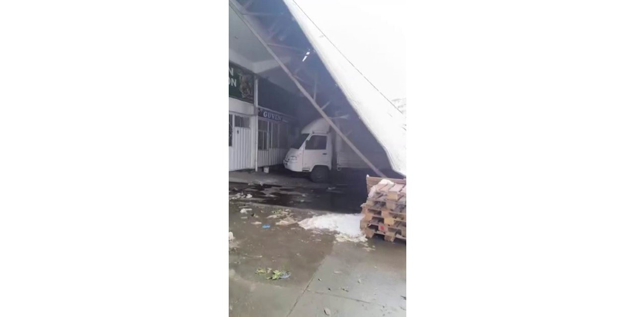 Diyarbakır’da kar çatıları devirdi