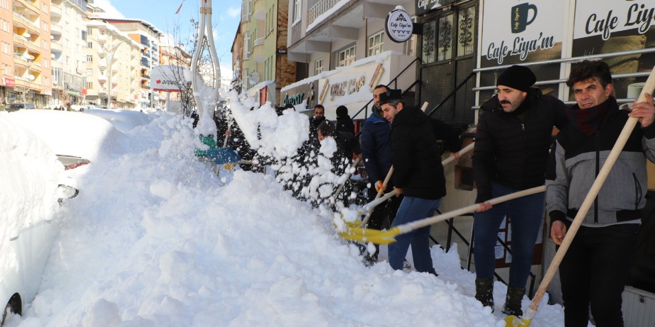 Hakkari Merkez'de karla mücadelede güvenlik korucuları sahaya indi