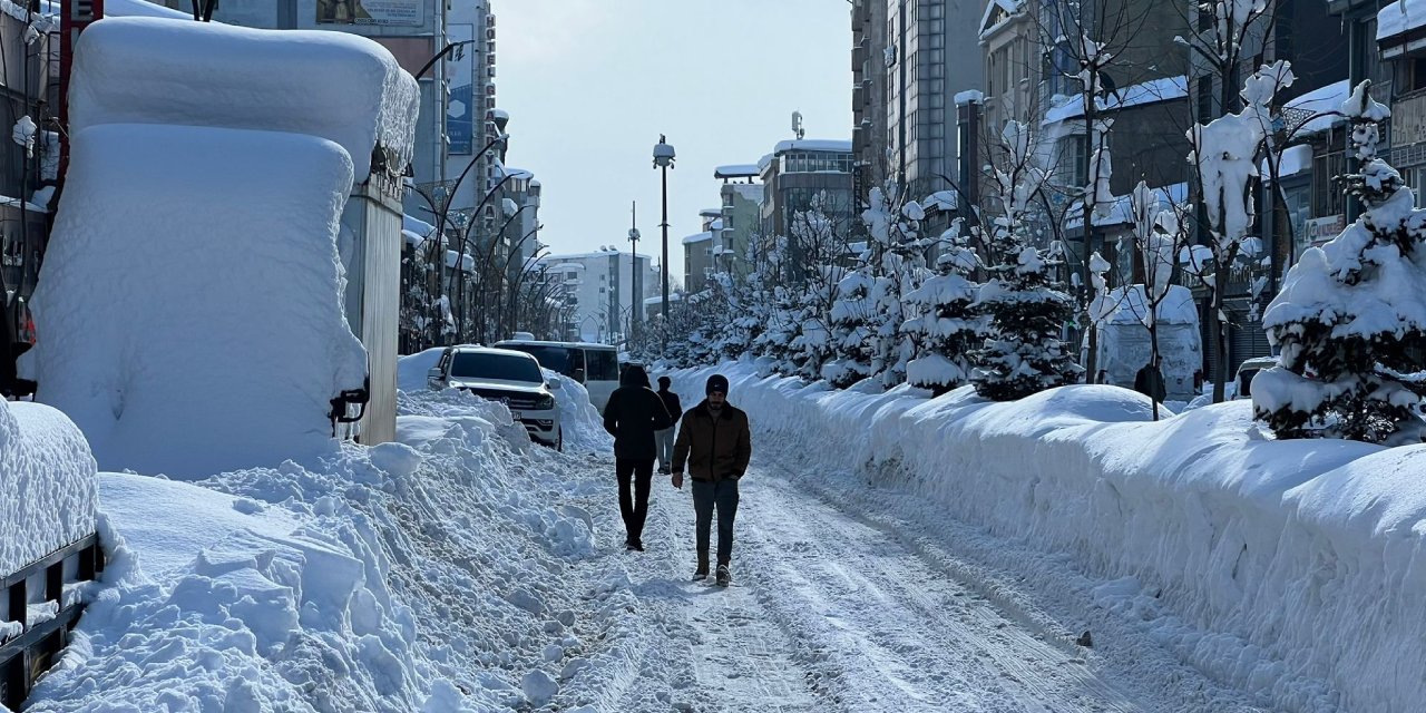 Yüksekova'da 56 köy ve 110 mezra yolu kapalı