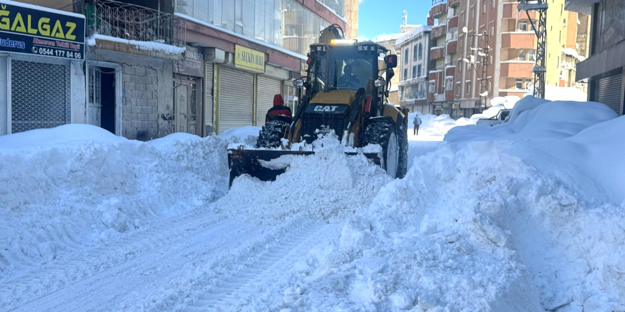 Yüksekova'da kapanan mahalle yolları açılıyor