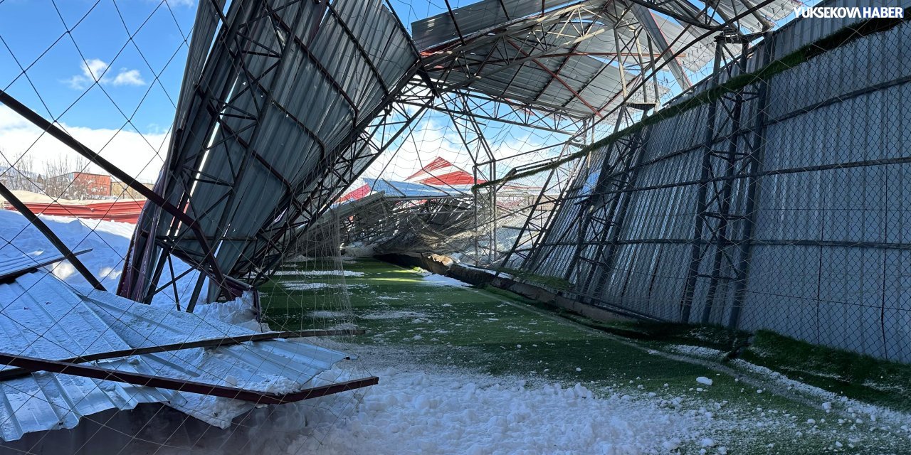 Yüksekova’da çatısı çöken halı sahaların sayısı artıyor