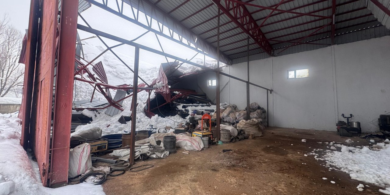 Derecik Belediyesi’nin araç garajının çatısı çöktü