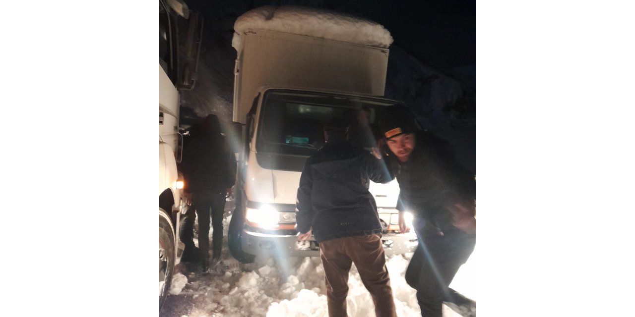 Yüksekova-Şemdinli karayolunda TIR mahsur kaldı, ulaşım durdu