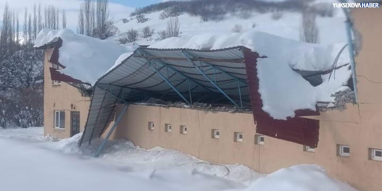 Şemdinli’de halı saha çatısı çöktü