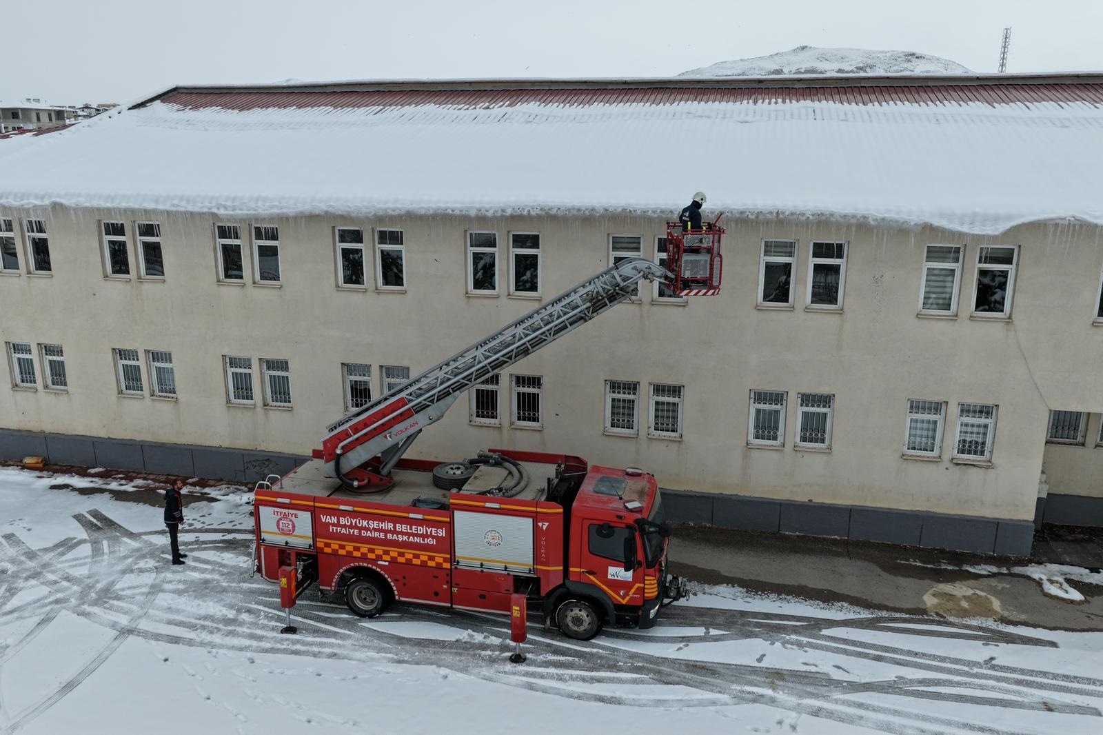 Van'da okulların çatılarındaki buz sarkıtları ve kar kütleleri temizleniyor