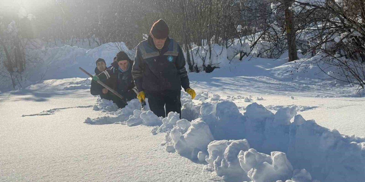 Hakkari su arıza ekibi 1,5 metre karı aşarak arızaya ulaştı
