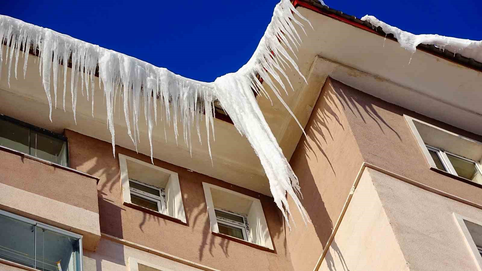 Bitlis’te kışa karşı geceli gündüzlü mücadele