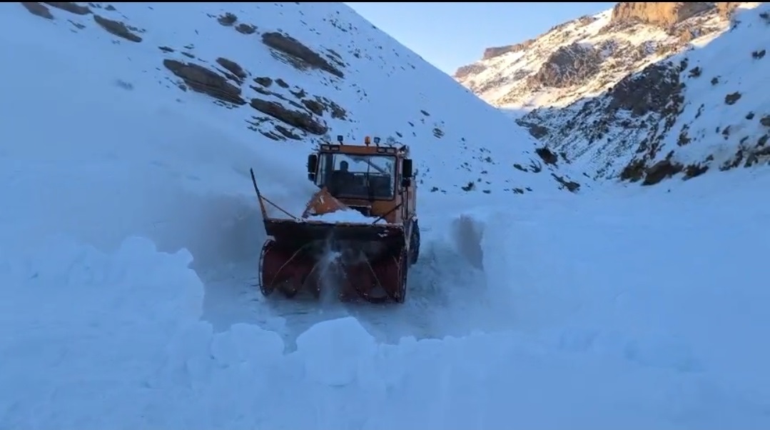 Başkale'de çığ nedeniyle kapanan mahalle yolu ulaşıma açıldı