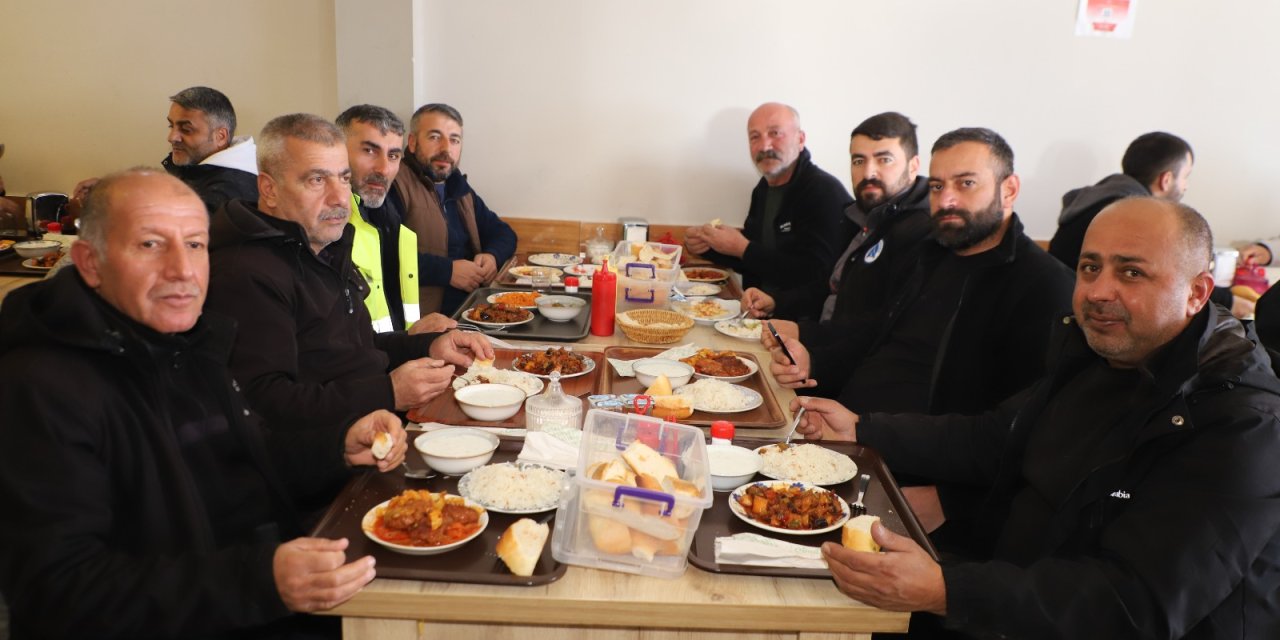 Yoğun karla mücadele eden ekiplere yemek ikramı
