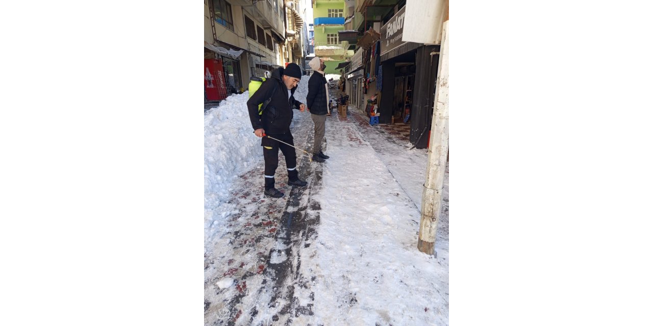 Hakkari Belediyesi’nden buzlanmaya karşı solüsyon çalışması