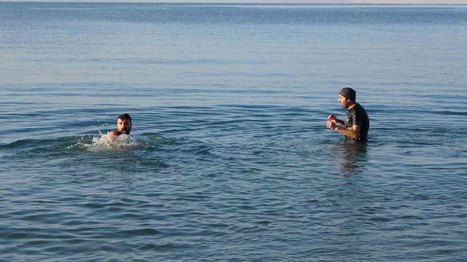 Van Gölü’nde eksi 9 derecede yüzme mesaisi