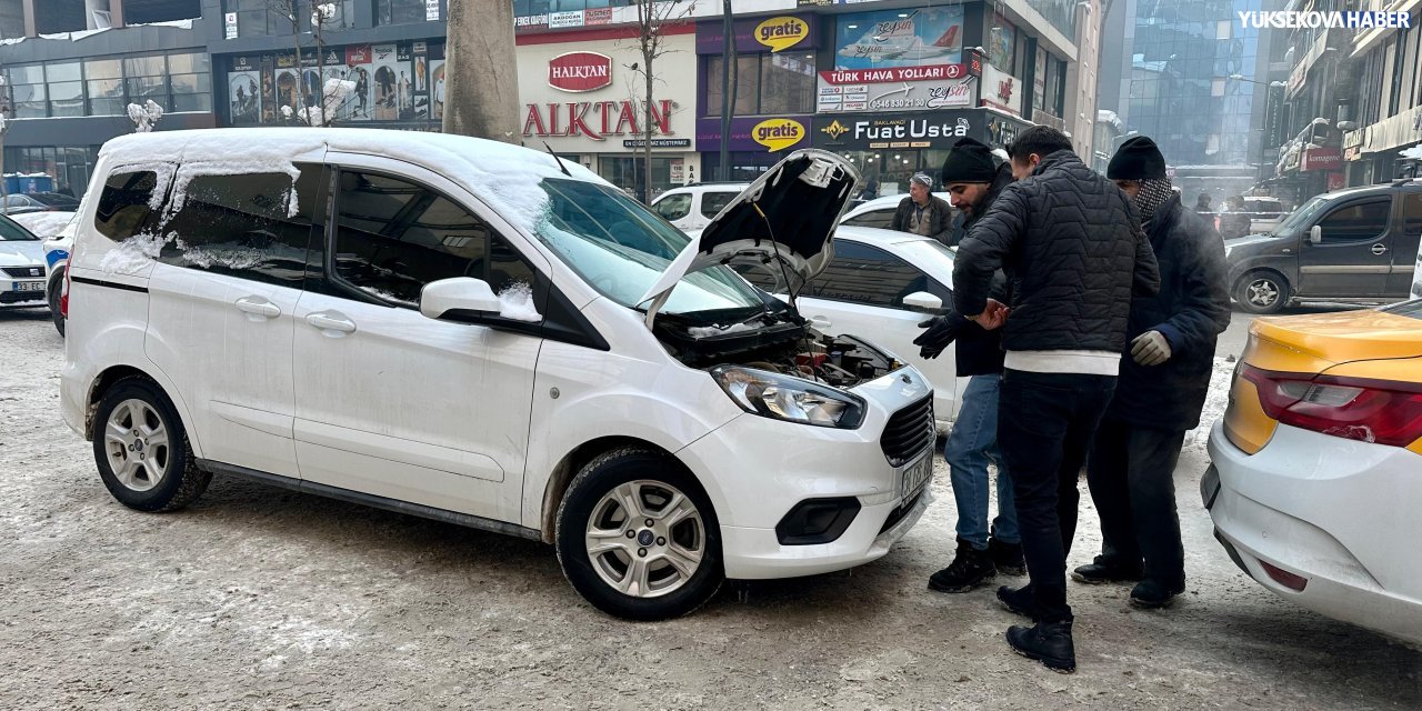 Yüksekova’da dondurucu soğuklar: Hafif ticari araç seyir halindeyken yolda kaldı