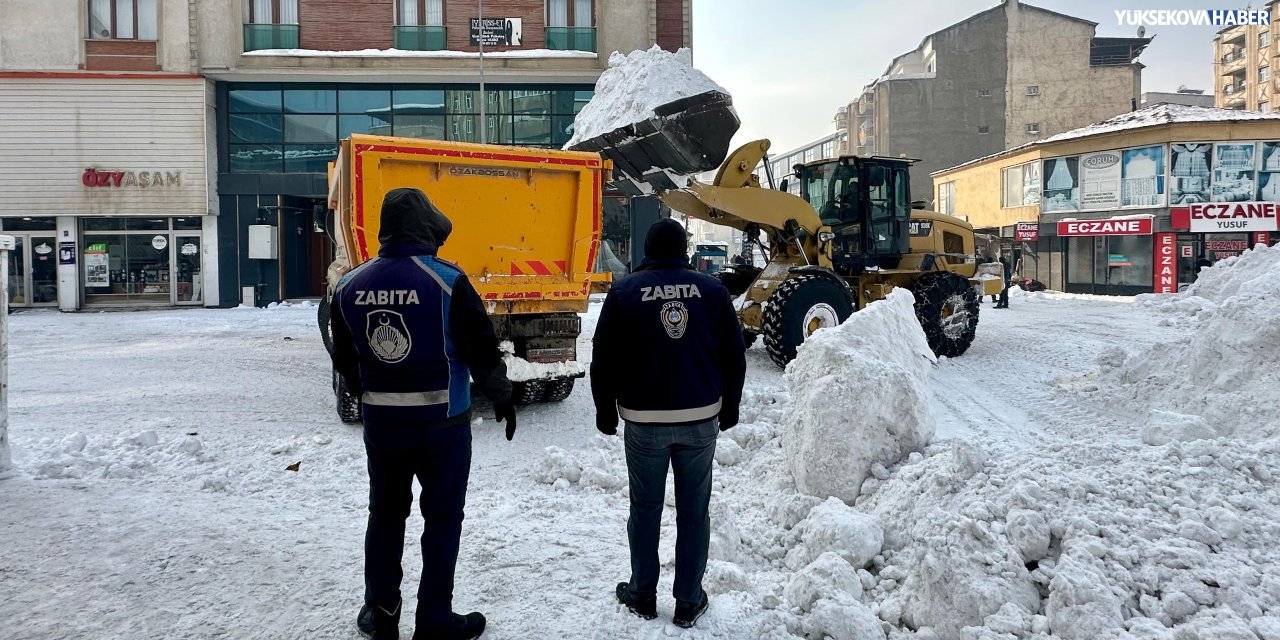 Yüksekova’da Özgürlük Meydanı’ndaki karlar kamyonlarla taşınıyor
