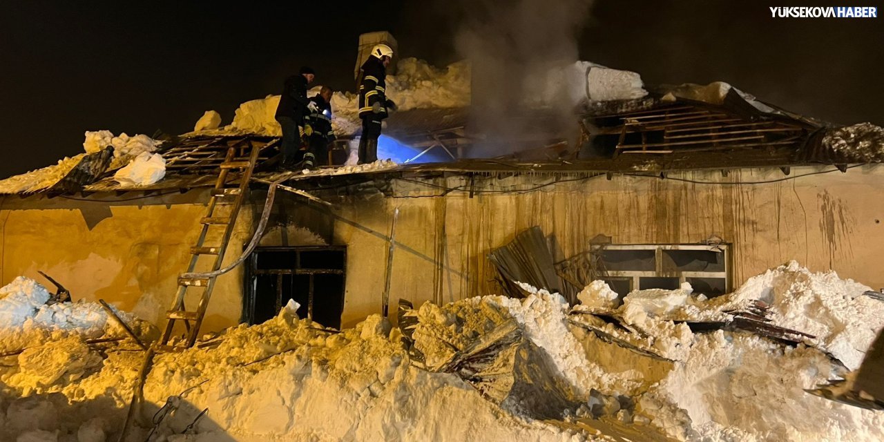 Yüksekova’da soba bacası yangını: Ev kullanılamaz hale geldi