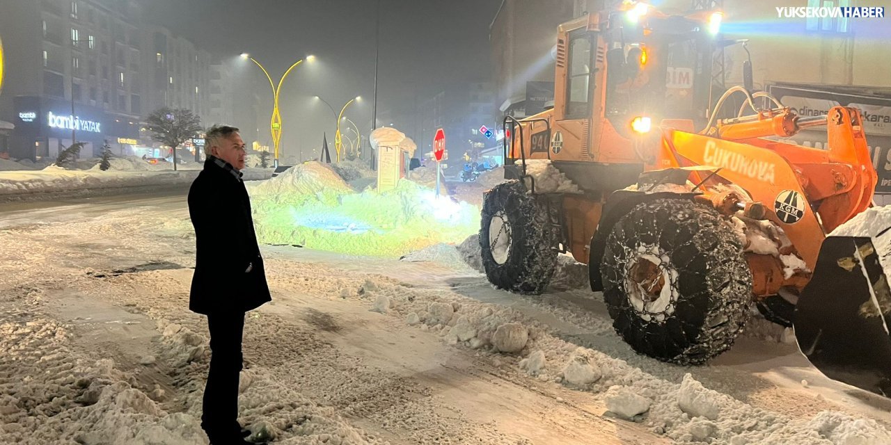 Kaymakam Mustafa Akın, kar temizleme çalışmalarını yerinde inceledi