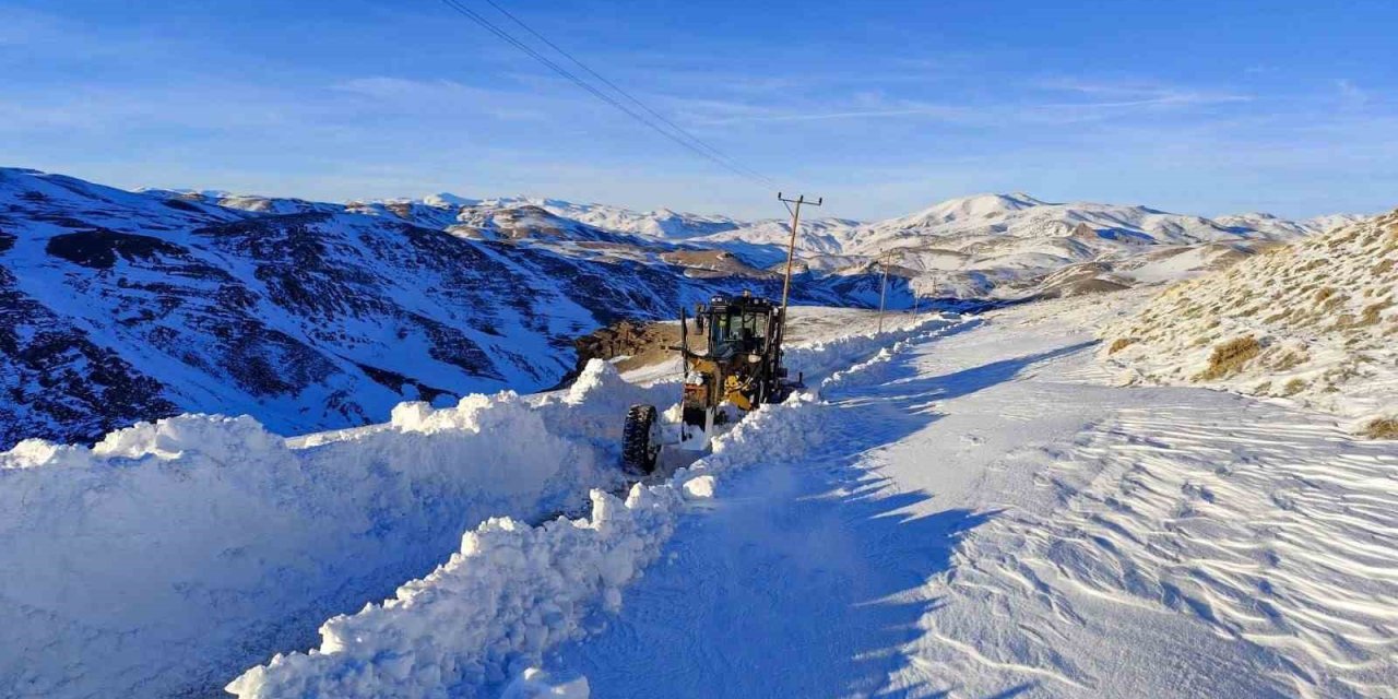 Van’da kardan dolayı kapanan 625 yoldan 586’sı açıldı