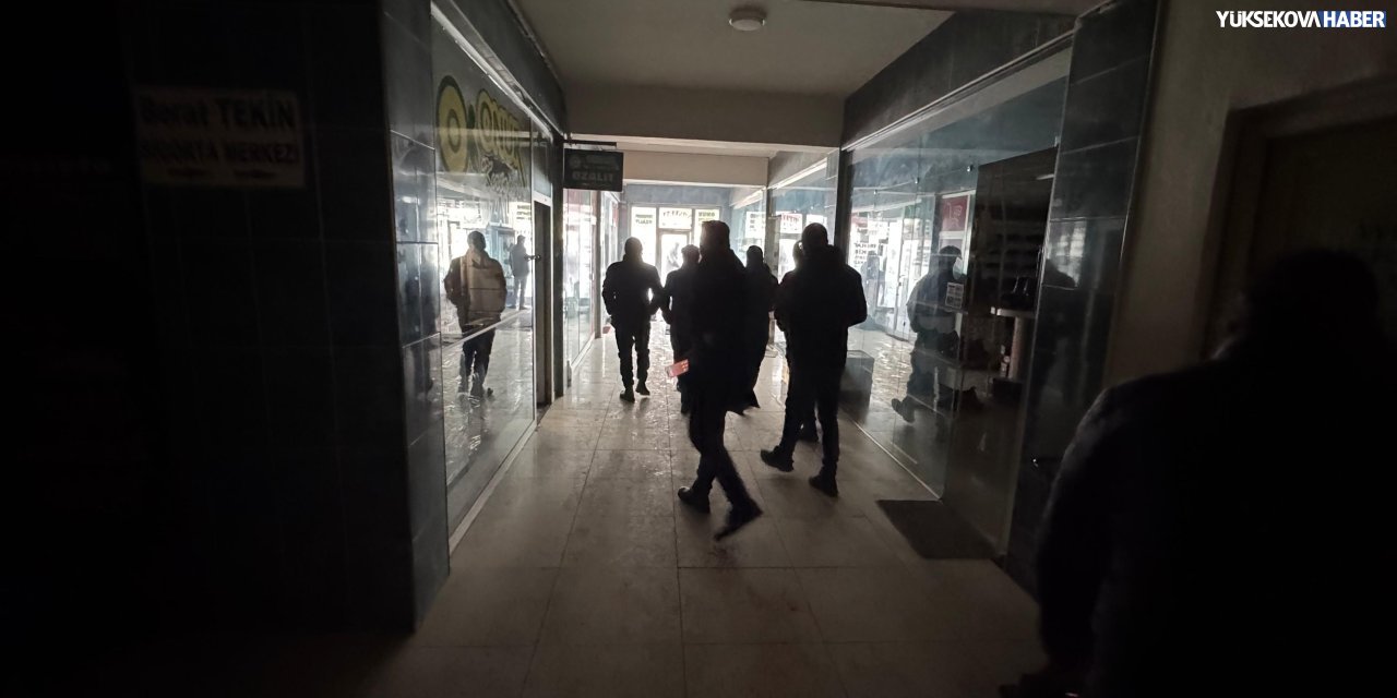 Cengiz Topel Caddesi’nde bulunan bir iş merkezinde 4 gündür elektrik yok