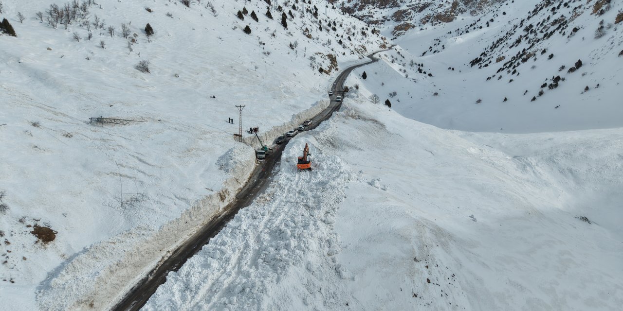 Çığ nedeniyle kapanan Van-Çatak kara yolunda ulaşım tek şeritten verilmeye başlandı