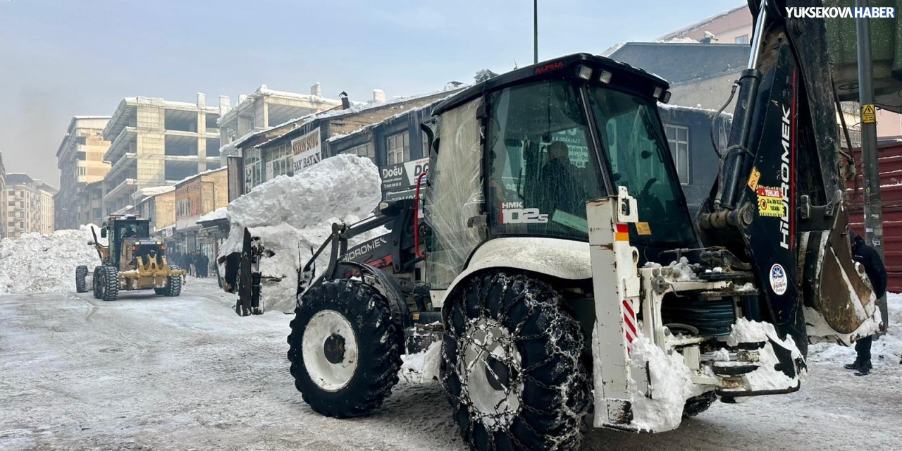 Yüksekova’da kar temizliği Anadolu ve Nedim Zeydan Caddeleri’nde sürüyor
